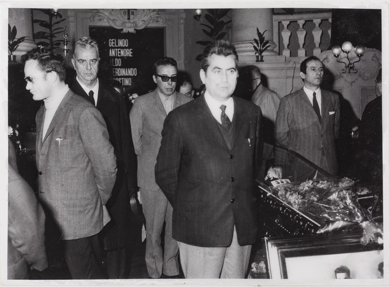 Gattatico-Reggio Emilia, 27-30 marzo 1970, Funerali di Alcide Cervi, camera ardente di Alcide nella Sala del Tricolore di Reggio Emilia, picchetto d'onore